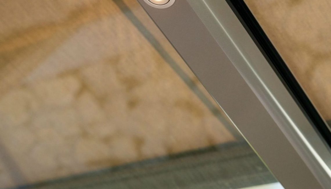 Detailaufnahme eines integrierten LED-Spots im Glasdach des Wintergartens in Aargau.