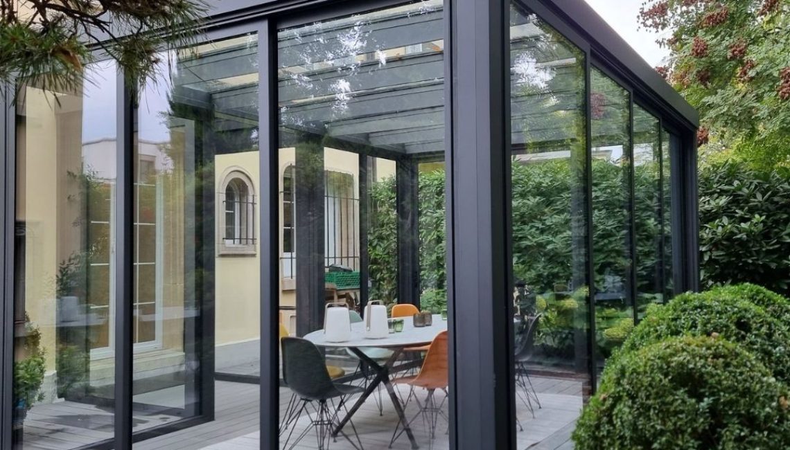 Moderner Wintergarten in Zollikerberg, Zürich – Glasdach mit 380 kg/m² Schneelast, elegantes Design mit Glaswänden und Essbereich.