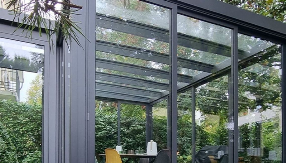 Kalter Wintergarten in Zollikerberg, Zürich – Glasdach mit 380 kg/m² Schneelast, moderne Glaswände und stilvoller Essbereich.