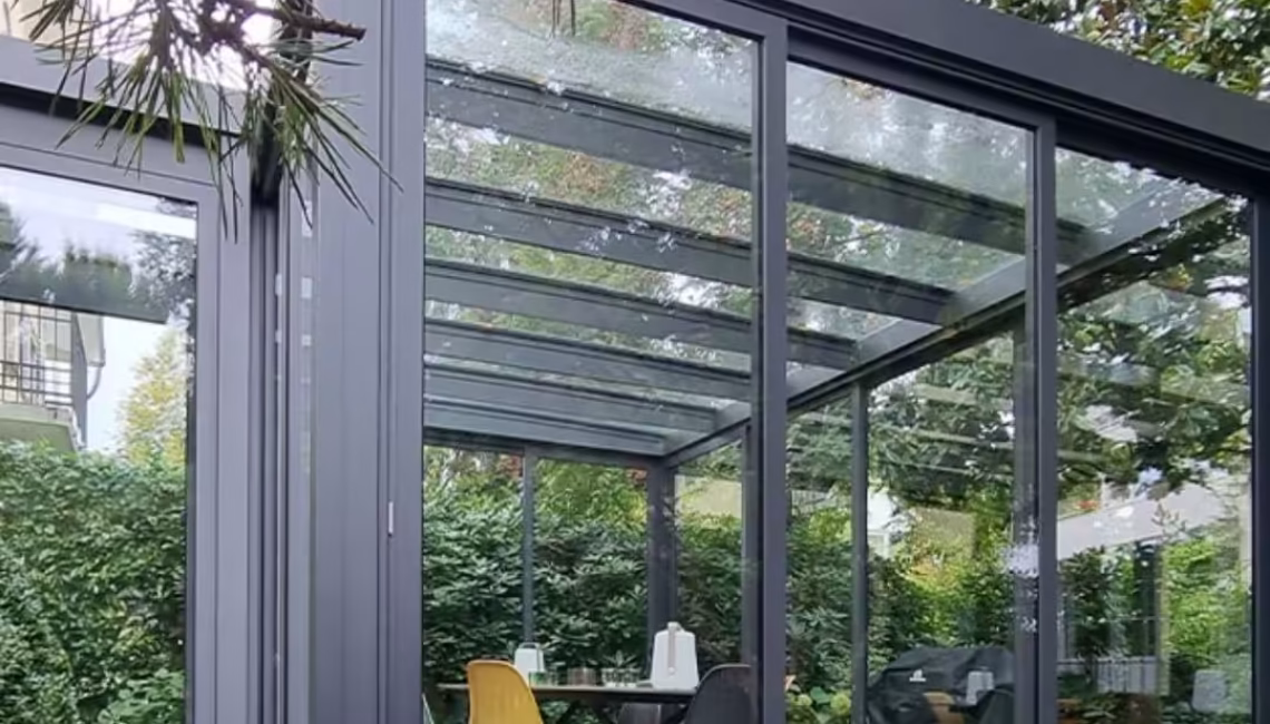 Kalter Wintergarten in Zollikerberg, Zürich – Glasdach mit 380 kg/m² Schneelast, moderne Glaswände und stilvoller Essbereich.